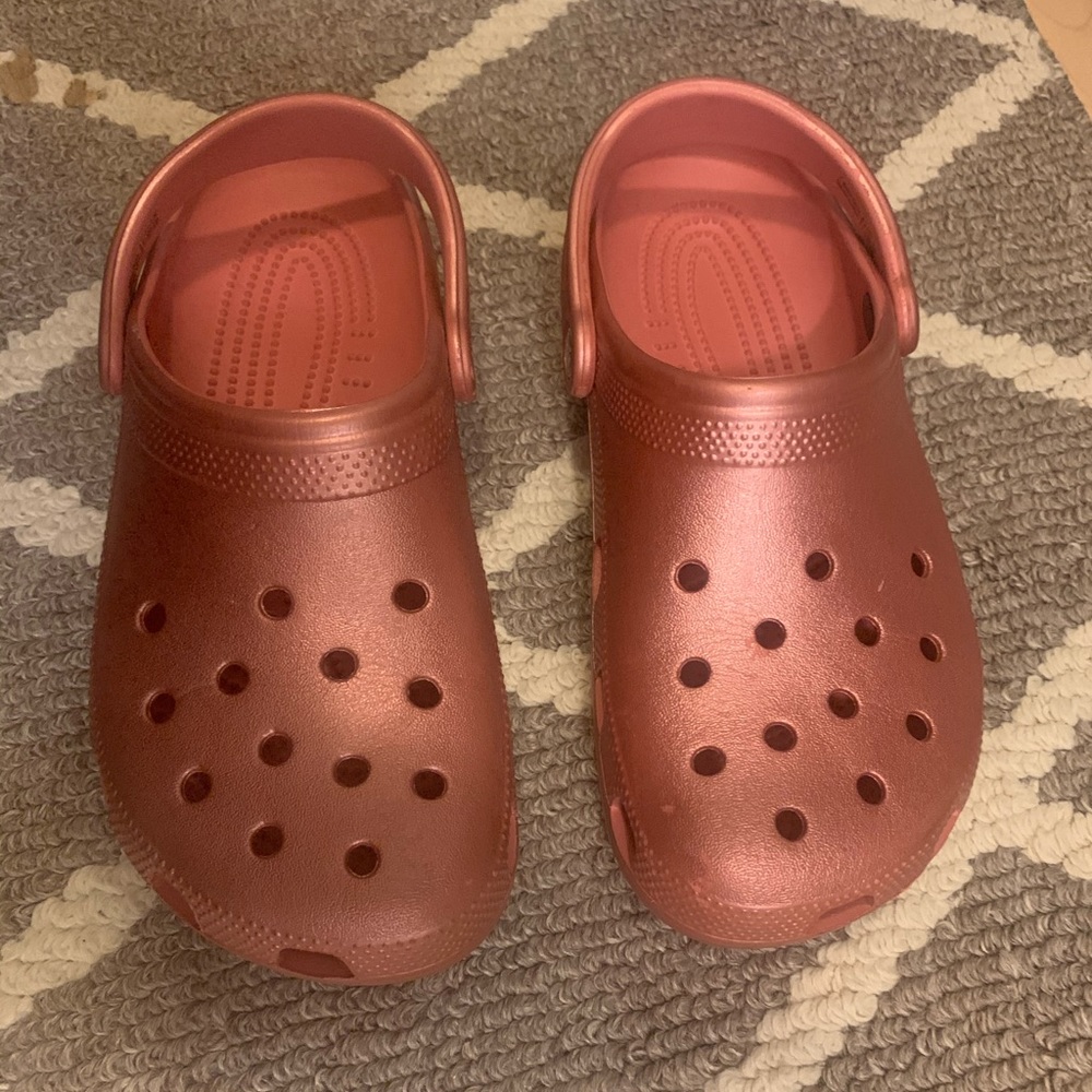 Women’s Metallic Pink Crocs